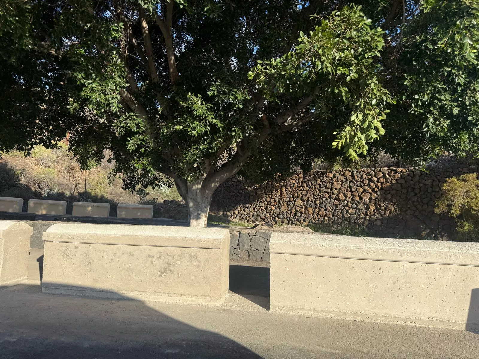 Imagen del cierre de un apartadero con malecones en la TF-28. / CEDIDA