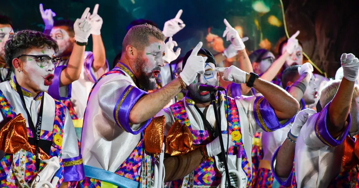 Eduardo González (primer plano), presidente de la murga Irónicos./ CEDIDA