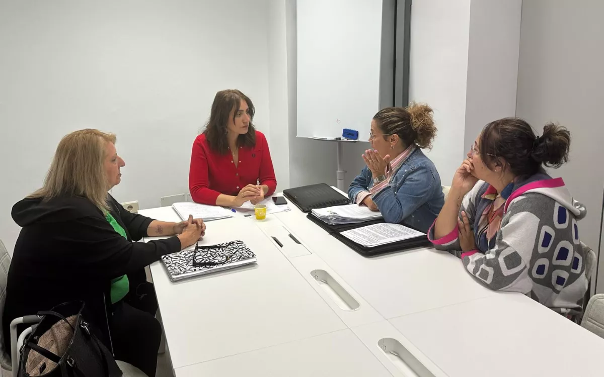 Coalición Canaria exige transparencia al Cabildo por la gestión opaca de los CADI de Gran Canaria. En la imagen, Vidina Cabrera, durante la reunión que mantuvo con AMPAS de los CADI. / AH