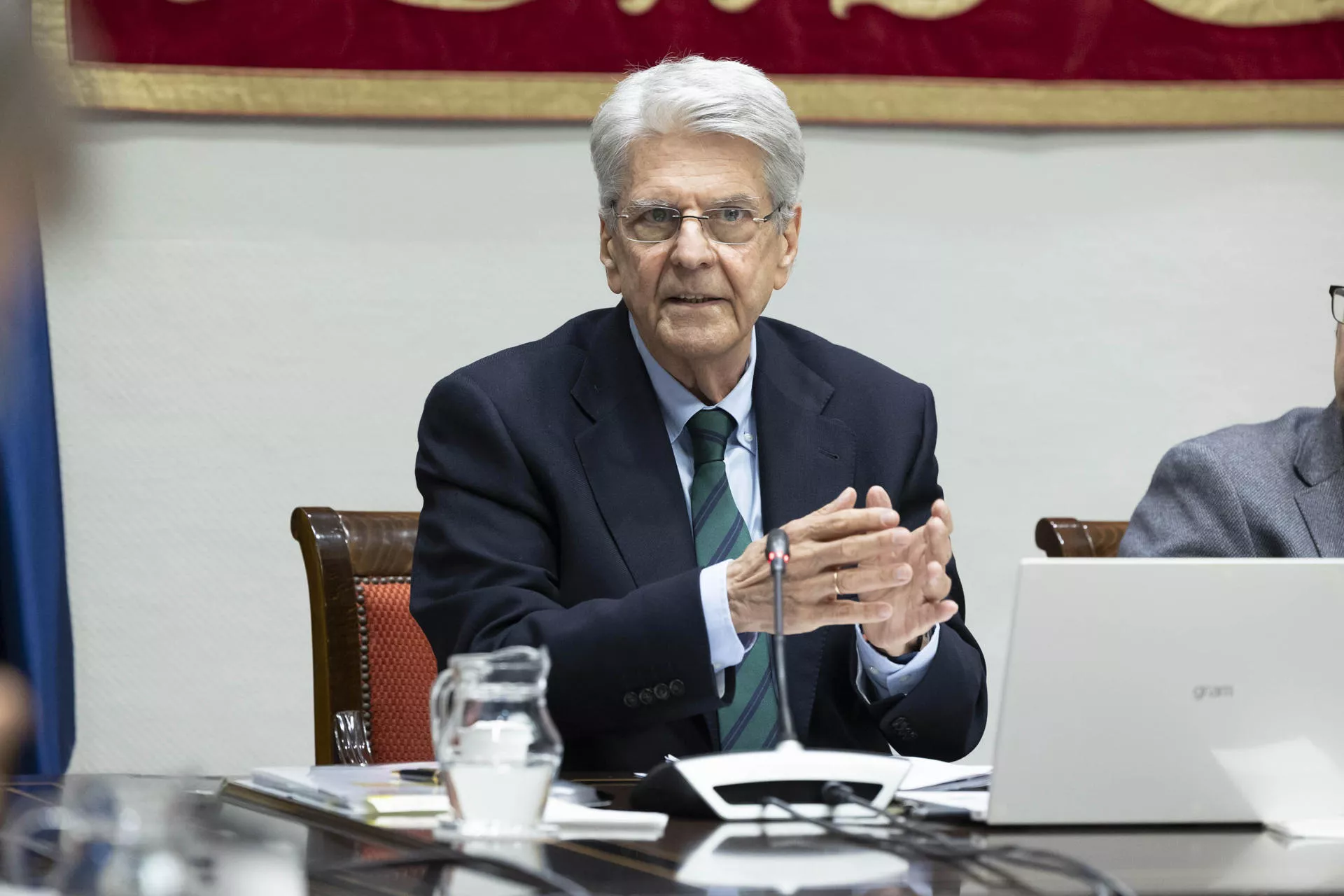   El exconsejero de Sanidad del Gobierno de Canarias Julio Pérez ha comparecido este lunes ante la comisión que en el Parlamento de Canarias investiga la compra de material sanitario durante la covid-19./ EFE/Miguel Barreto