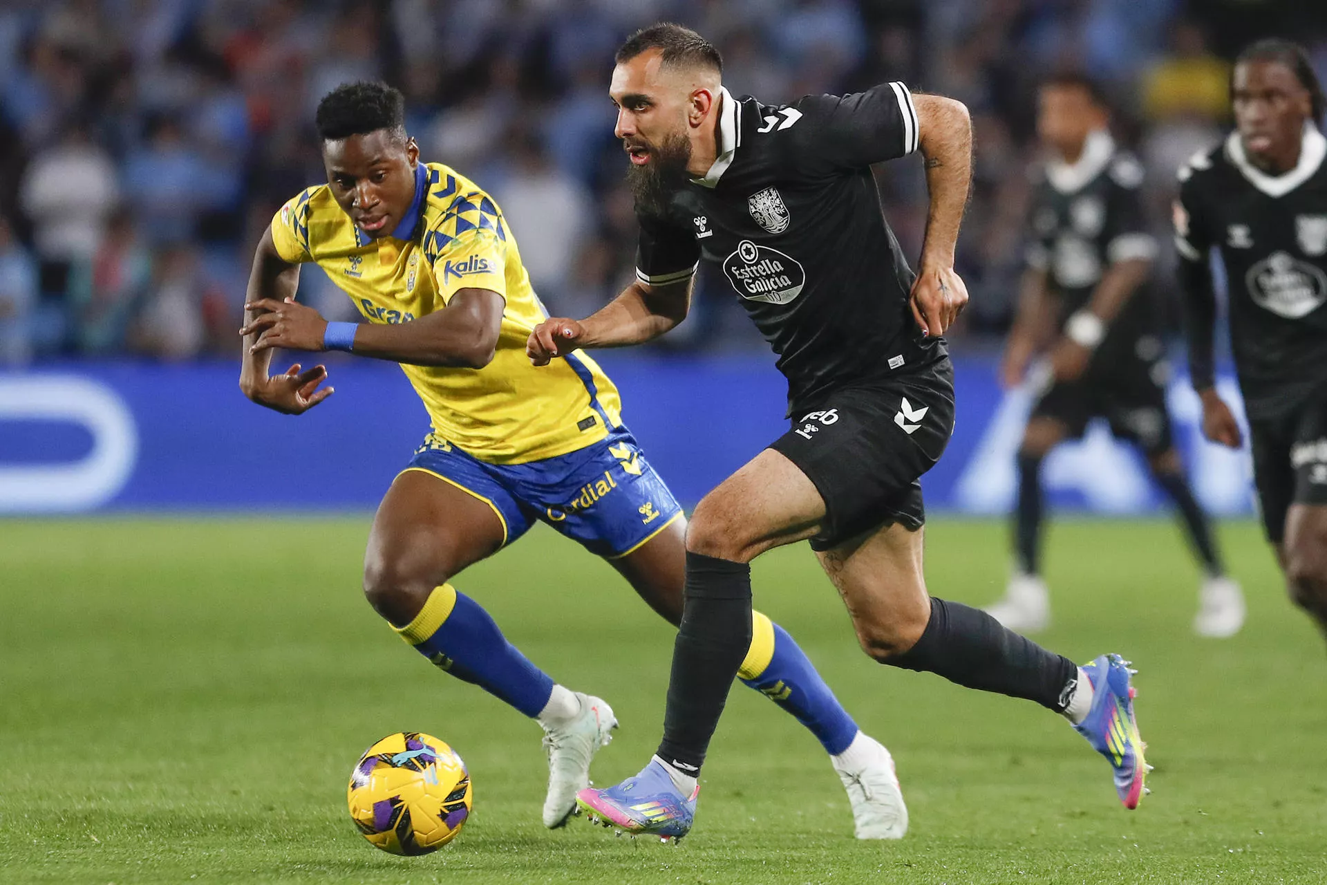  El delantero del Celta de Vigo Borja Iglesias (d) se escapa del portugués Luis Essugo, de Las Palmas/. EFE/ Salvador Sas