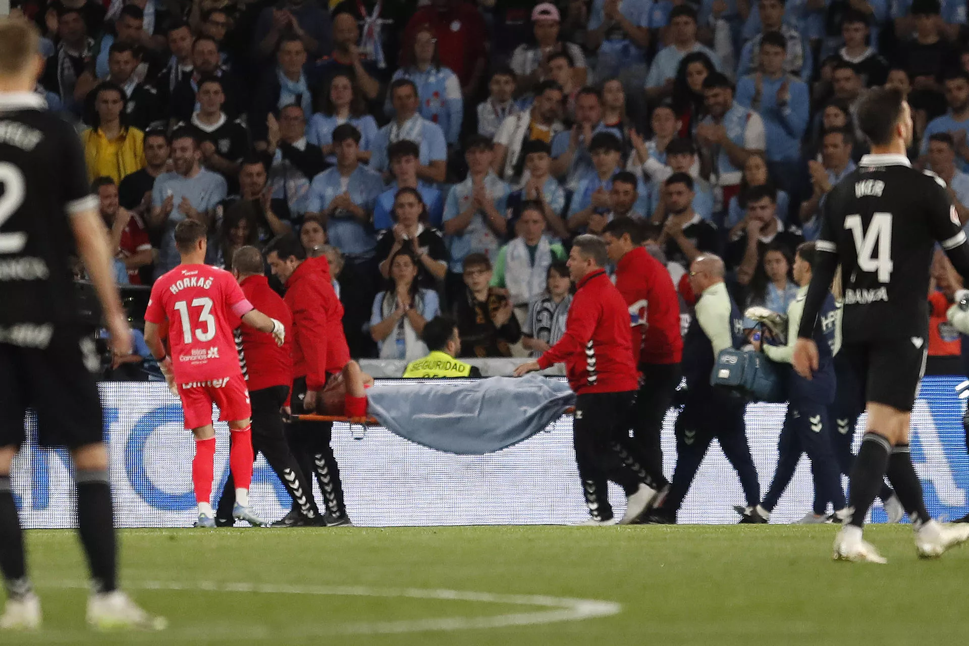  El portero neerlandés de Las Palmas Jasper Cillessen es retirado en camilla este lunes del estadio de Balaídos (Celta de Vigo) con una perforación en el intestino delgado./ EFE