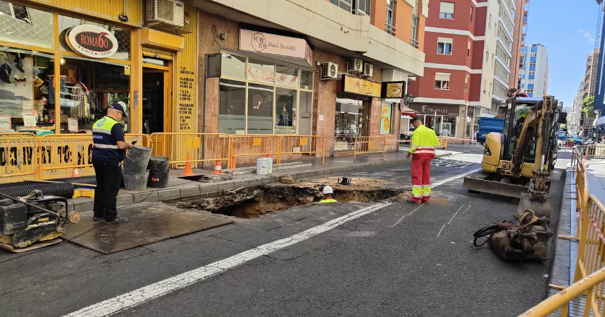 Emalsa realiza obras de mejora en el saneamiento de la calle Galicia, en la zona de la Isleta./ CEDIDA