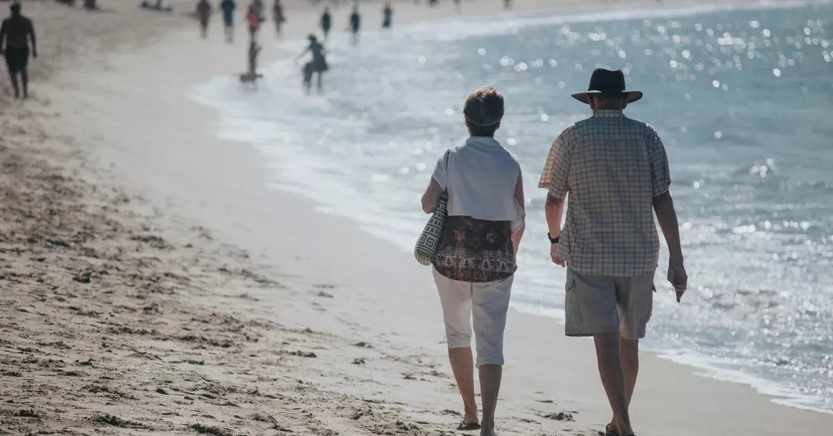 Imagen de dos pensionistas que viajan con el Imserso / PEXELS