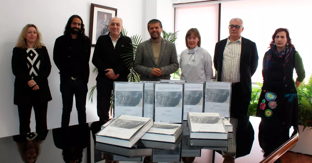 Investigadores de la ULL, con el rector Javier García en el medio, presentan el catálogo de vestigios franquistas de Canarias ya terminado./ ULL