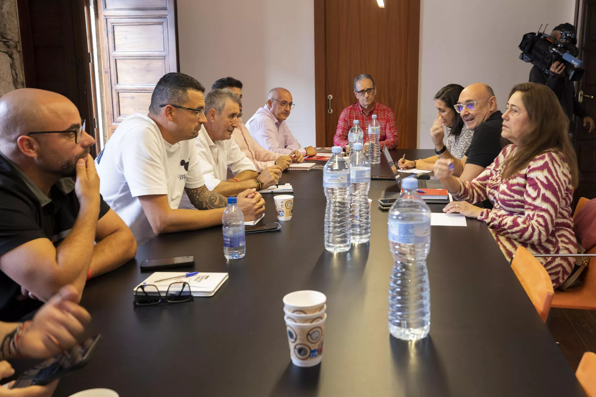 Representantes de Comisiones Obreras y de UGT se reunieron este martes por segunda vez con la Federación de Empresarios de Hostelería y Turismo de Las Palmas para intentar pactar un incremento salarial./ EFE