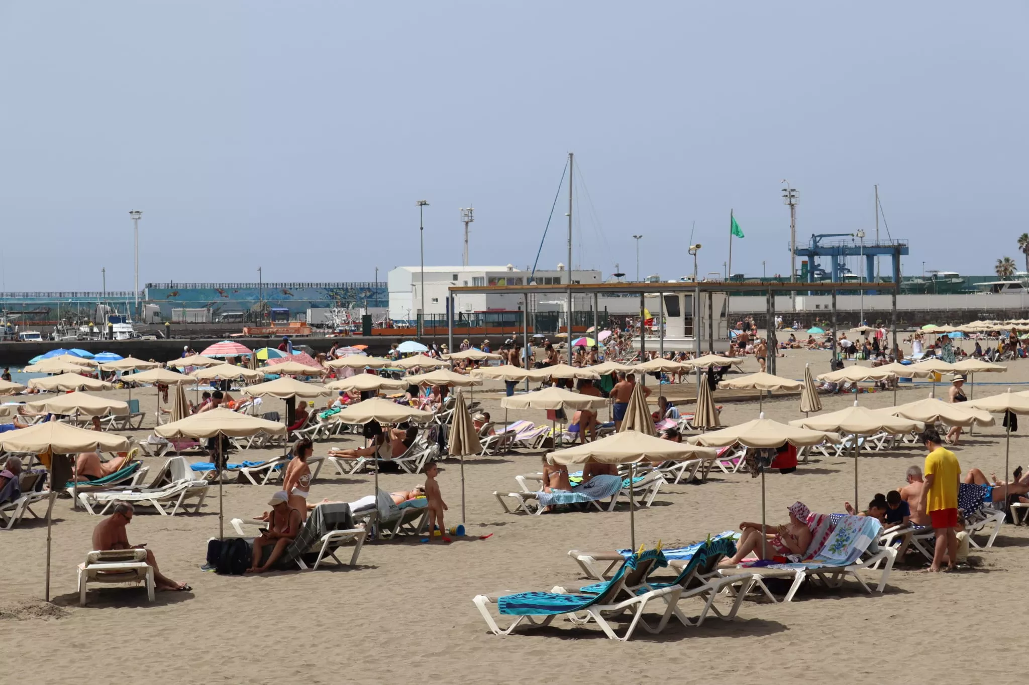 Turistas en una playa de Canarias. / ATLÁNTICO HOY