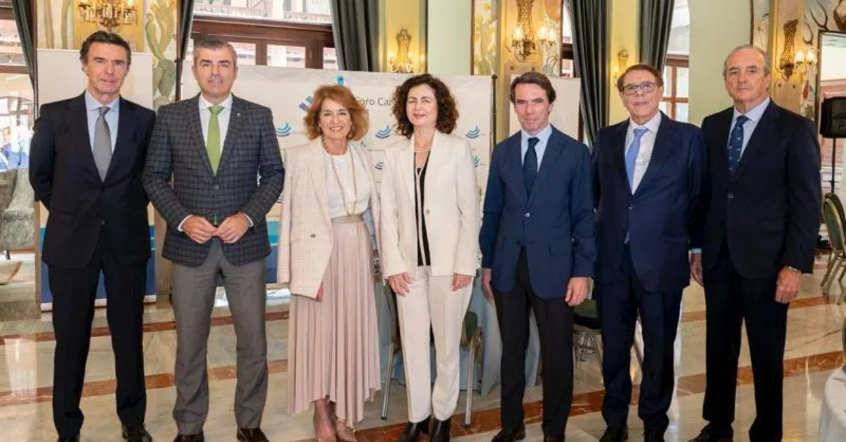 Foto de familia junto a José María Aznar en el Hotel Santa Catalina / FORO CANARIAS