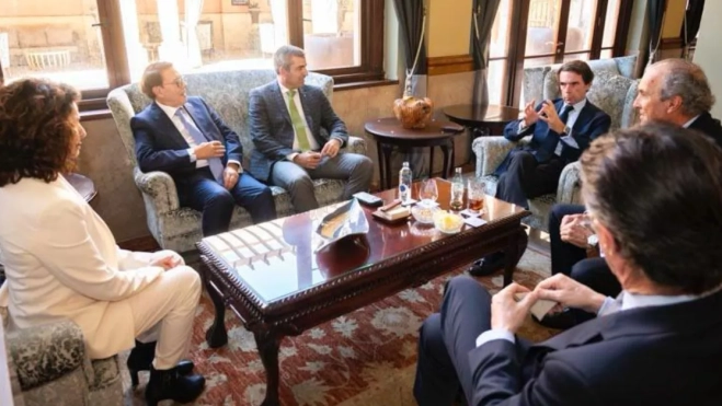 Foto de familia junto a José María Aznar en el Hotel Santa Catalina / FORO CANARIO Foto de familia junto a José María Aznar en el Hotel Santa Catalina / FORO CANARIO