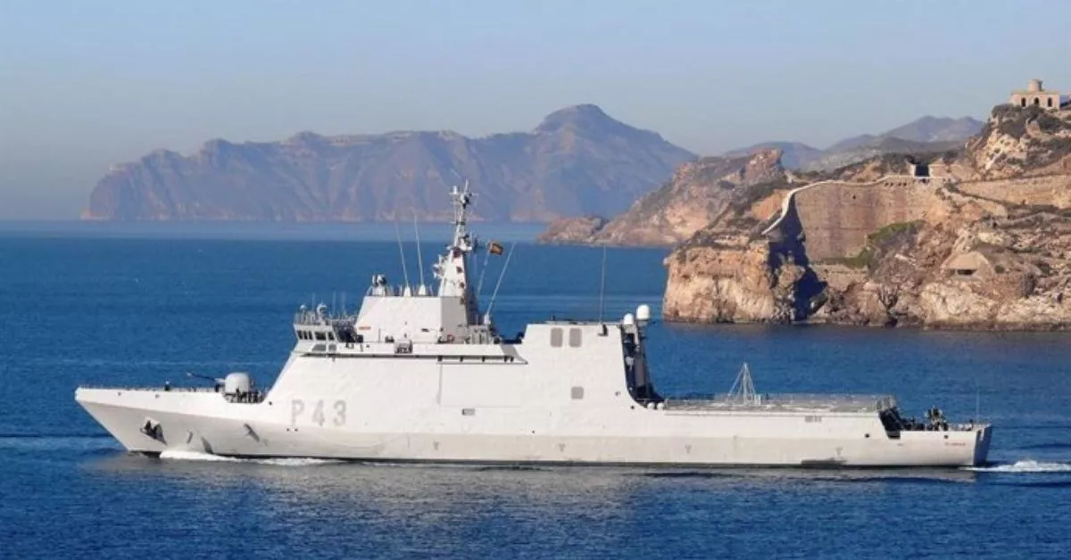 El buque militar 'Relámpago', que tiene su base en Las Palmas de Gran Canaria, se encuentra desplegado en el golfo de Guinea para reforzar la seguridad y combatir la piratería. / EUROPA PRESS