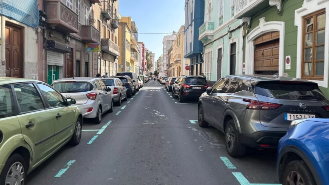 Vehículos aparcados en la calle Murga de Las Palmas de Gran Canaria / AH