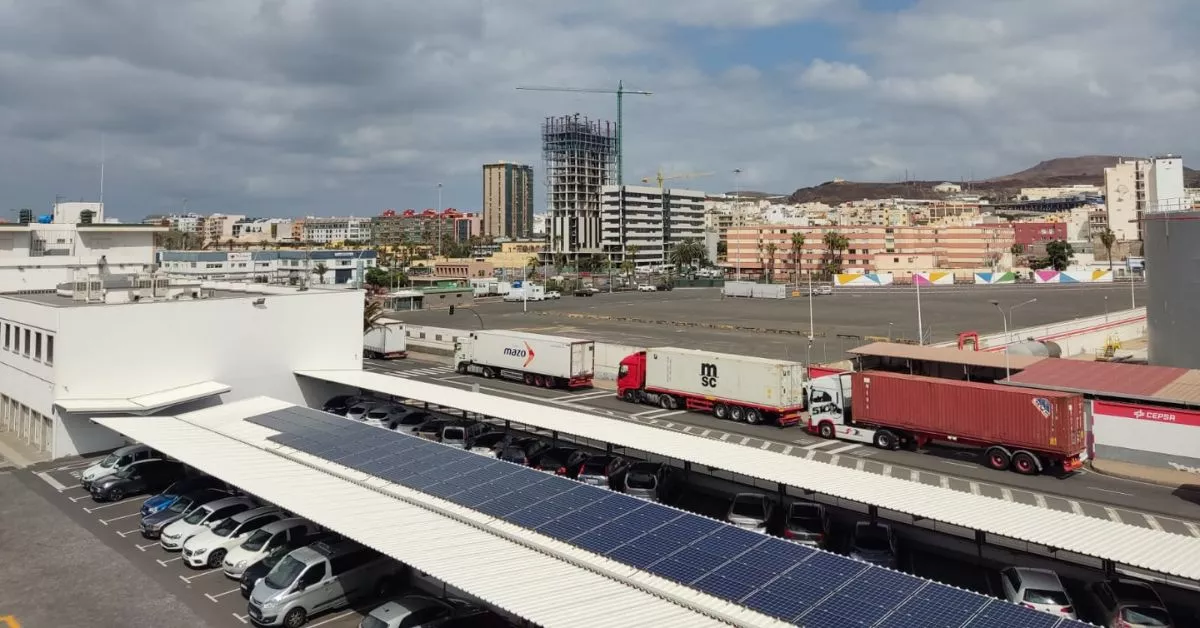 Entrada y salida de camiones en el Puerto de Las Palmas, recinto en el que se produjo la brutal agresión que llega a juicio en la Audiencia Provincial. / AH