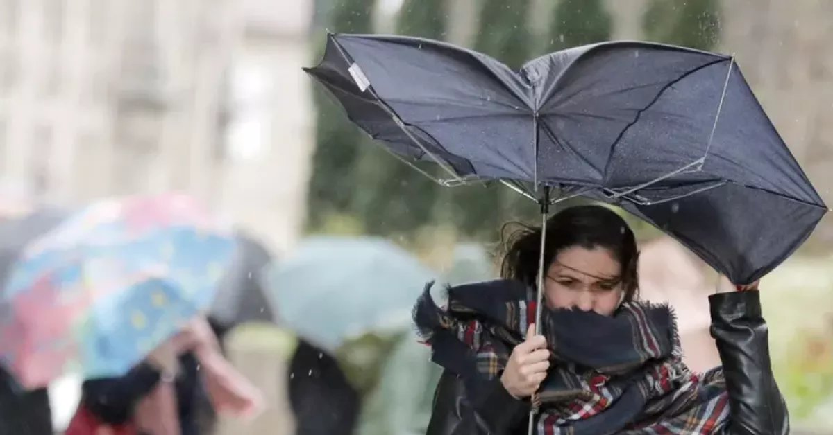 Imagen de una mujer haciendo frente al vientos huracanados en medio de una borrasca / EFE 