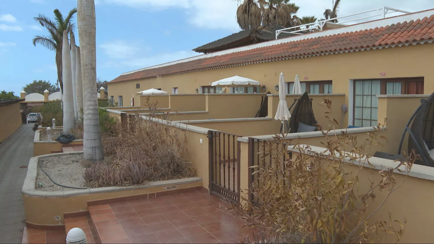 Alarma en Adeje: Ashotel denuncia okupación “orquestada” de un hotel turístico. / RTVC