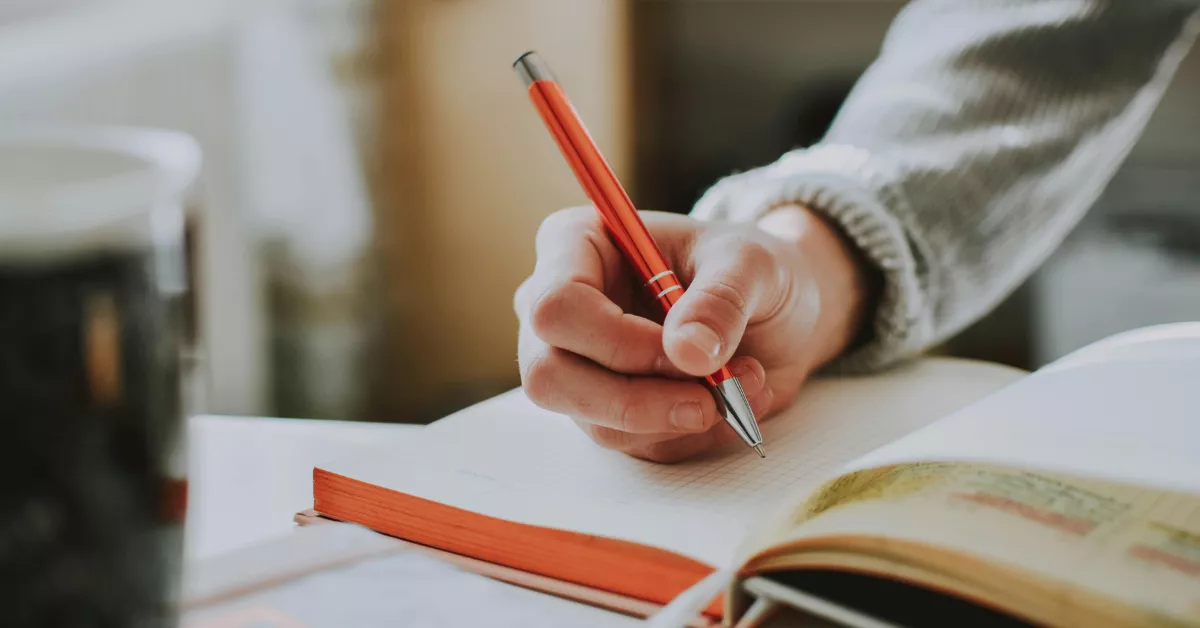 Imagen de un estudiante tomando nota / PEXELS