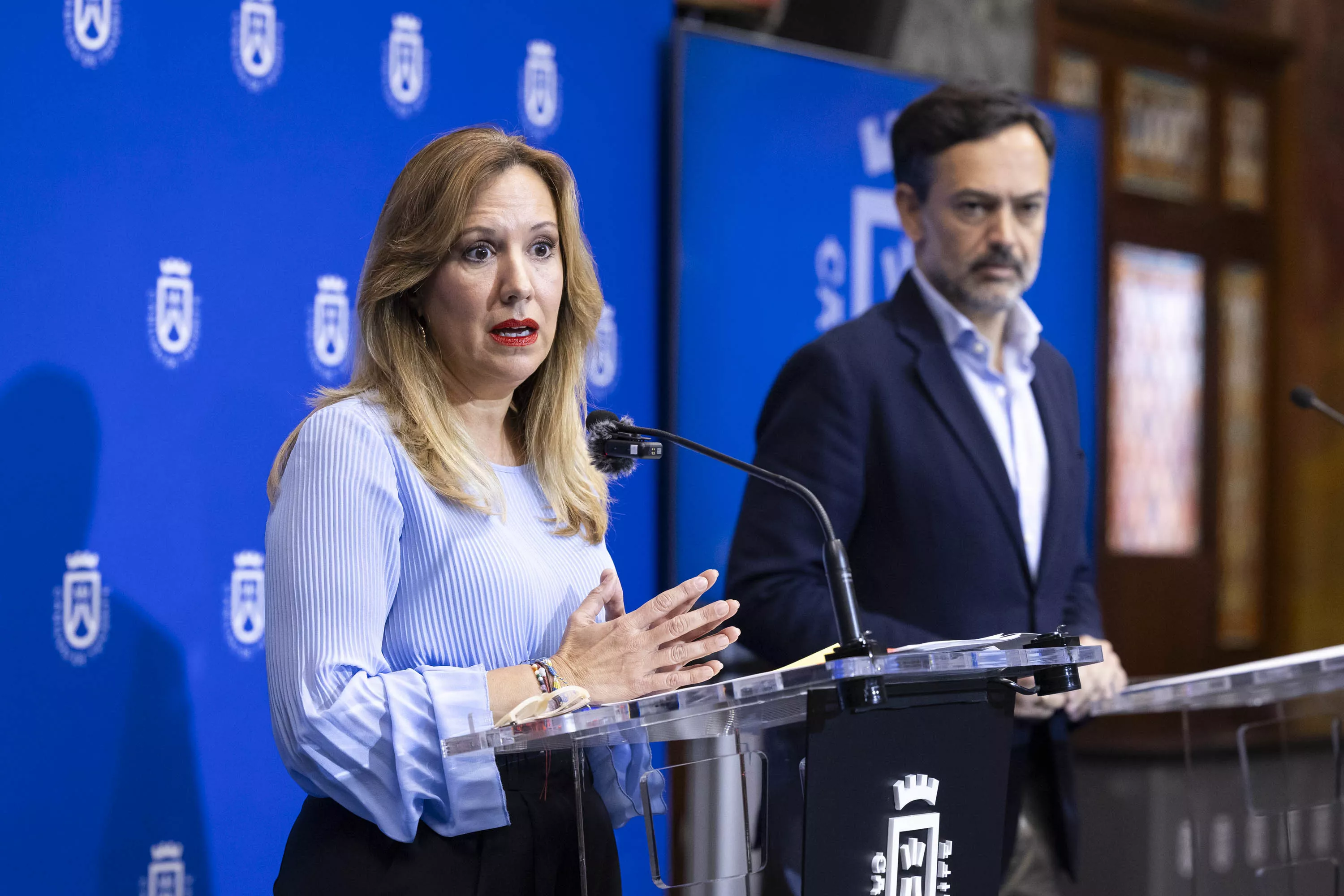 La presidenta del Cabildo de Tenerife, Rosa Dávila  y el vicepresidente primero, Lope Afonso. / MIGUEL BARRETO-EFE