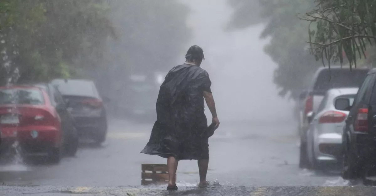 Imagen de una persona en la calle durante una borrasca / EFE