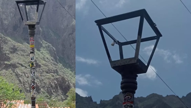 Farolas con pegatinas puestas por los visitantes. / CEDIDA