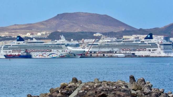 Los dos cruceros de Norweigan atracados en el muelle Santa Catalina del Puerto de Las Palmas. / NICOLÁS AROCHA Los dos cruceros de Norweigan atracados en el muelle Santa Catalina del Puerto de Las Palmas. / NICOLÁS AROCHA