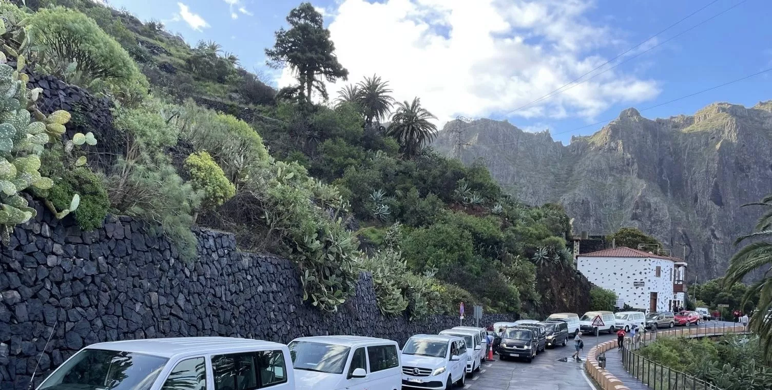 Colapso de vehículos en la zona de Masca. / CEDIDA