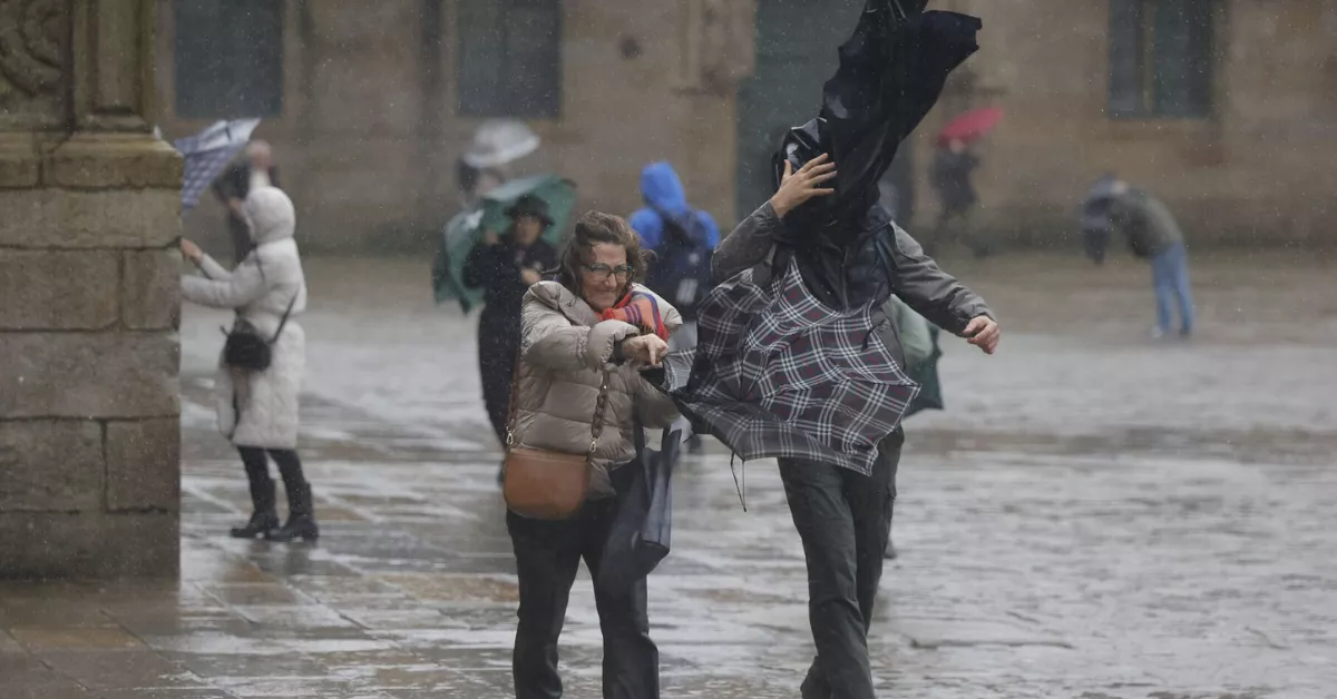 Imagen de personas paseando en una borrasca / EFE
