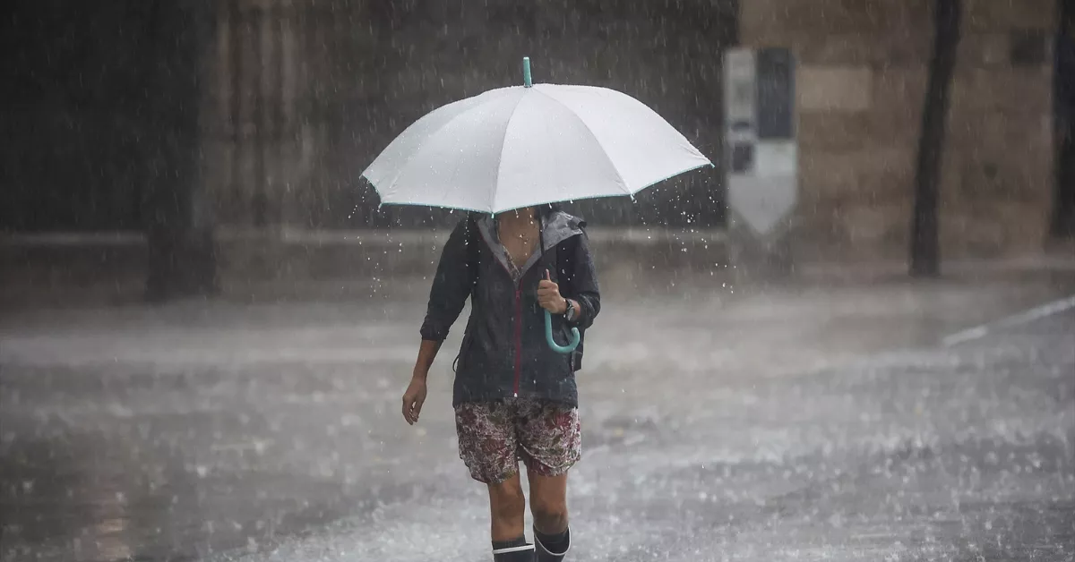 Una mujer camina en medio de una tormenta provocada por una borrasca./ ARCHIVO