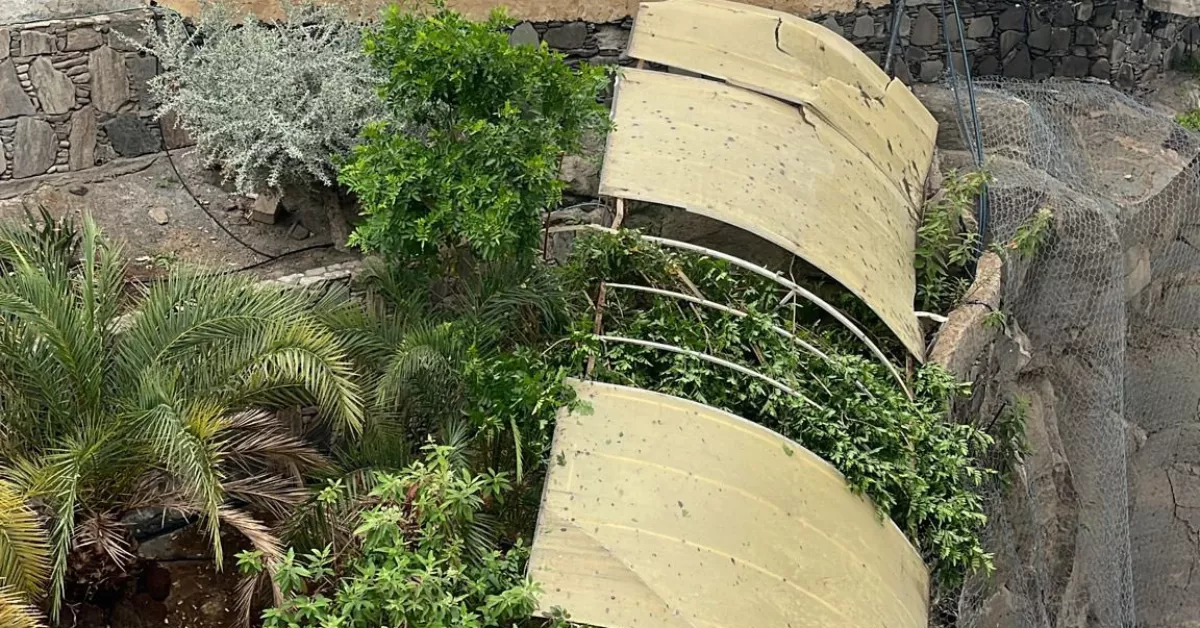 El viento de la borrasca Nuria se lleva los tejadillos en el suroeste de Gran Canaria. En la imagen, un tejadillo en Mogán./ Alex Becket