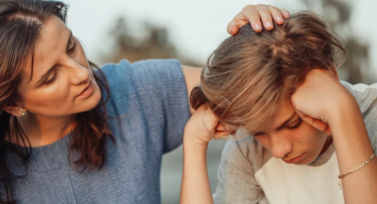 Un menor que pide ayuda de un adulto. La Fundación ANAR asesoró a 739 menores en riesgo en las islas, con las ideas de suicidio como principal problema. IMAGEN DE LA RED