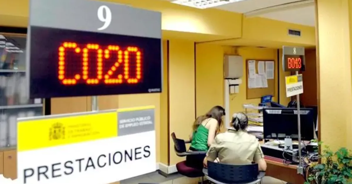 Imagen de dos personas en la Seguridad Social solicitando unas ayudas / EFE