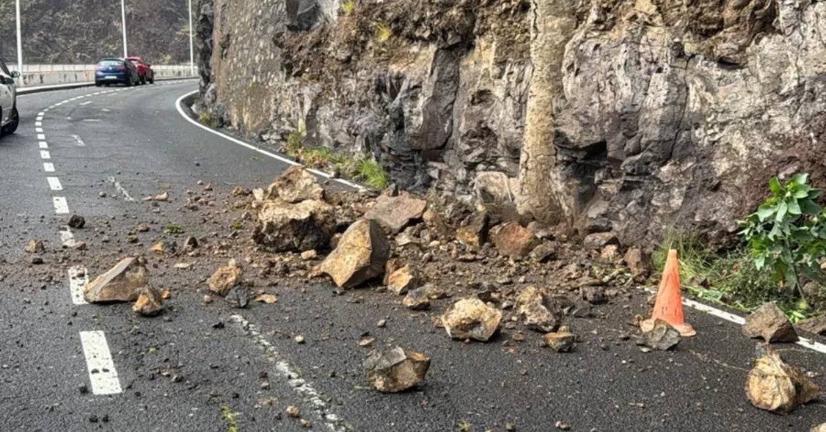 Desprendimientos en la carretera que va hacia La Portada, en Santa Cruz de La Palma, durante la borrasca Nuria, en abril./ RRSS