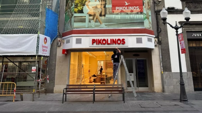 Imagen de la fachada de la antigua tienda Cortés, donde ahora abre Pikolinos / AH