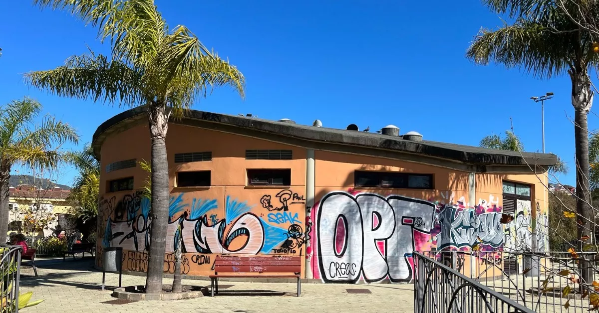 Estado actual de la cafetería del Parque de La Vega. /AH