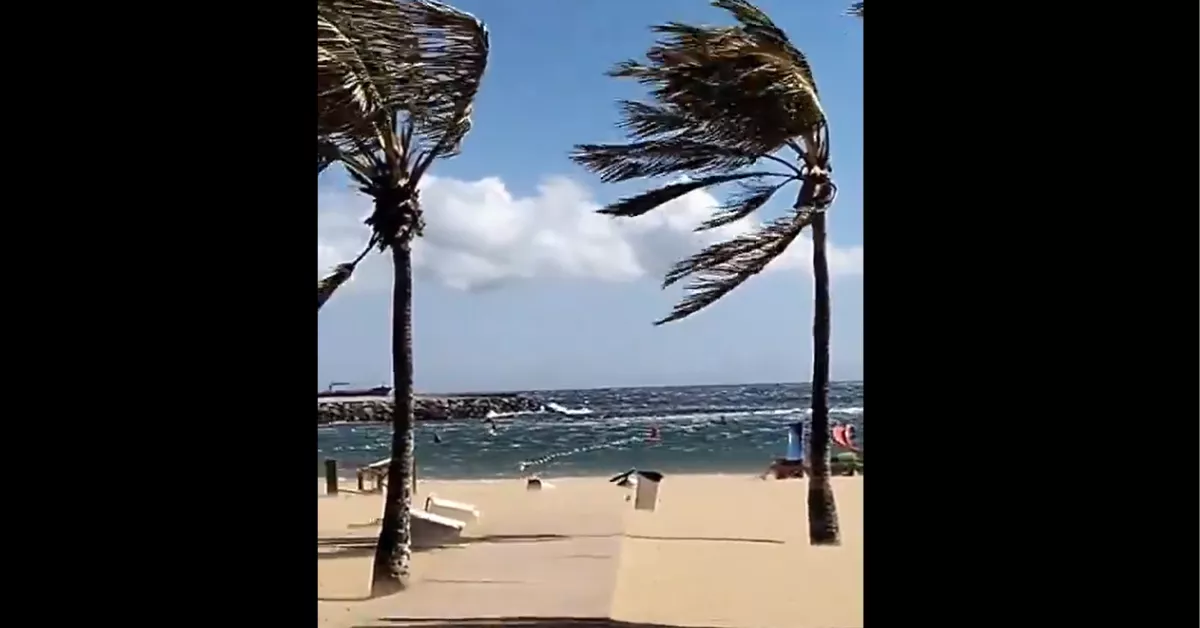 Las rachas de viento en la zona han llevado al cierre de la playa de Las Teresitas por seguridad / AH