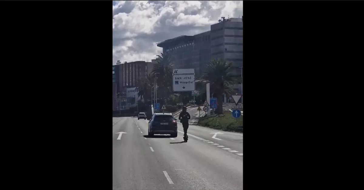 Un patinete eléctrico circula por plena Avenida Marítima en Las Palmas de Gran Canaria / AH
