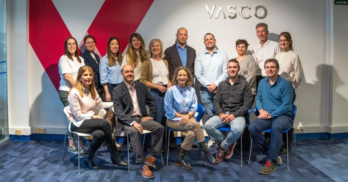 Mikel Urrutia, en el centro de la foto, rodeado de los trabajadores de Vasco Shipping, socio de la naviera china COSCO en España y Centro Europa. / AH 