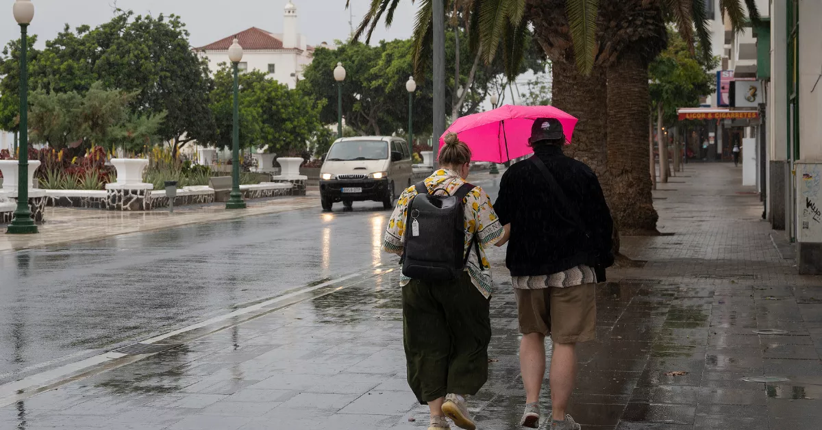 La borrasca Nuria deja lluvias localmente fuertes y rachas huracanadas de viento, en Canarias / EFE - ADRIEL PERDOMO
