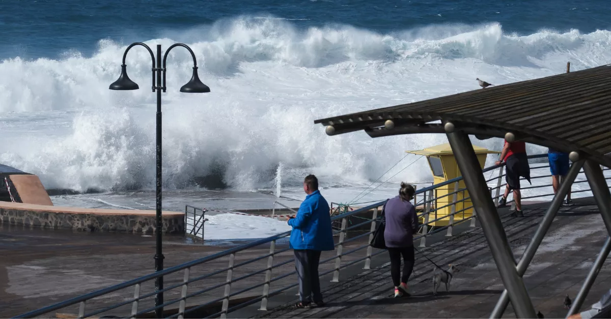 El oleaje y la mala mar golpean Bajamar. /EFE - ALBERTO VALDÉS