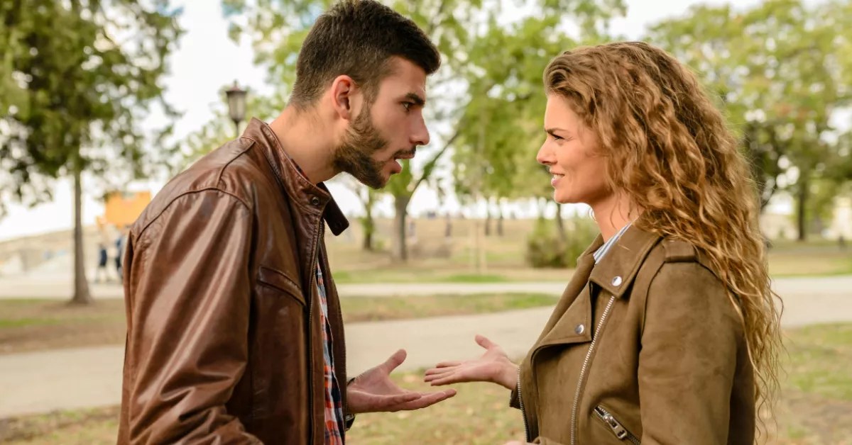 Imagen de dos personas discutiendo / PEXELS 