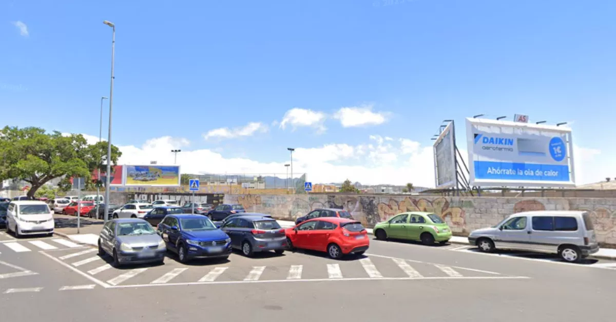 Coches aparcados cerca del solar que se ha reconvertido como Aparcamiento gratuito en Los Majuelos. /Google maps