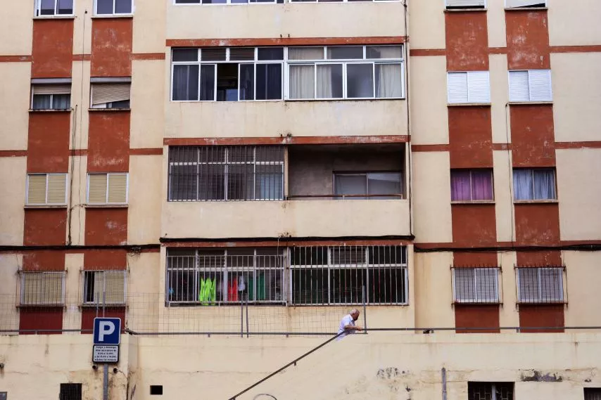 Fachada de un edificio de viviendas en el barrio de La Cuesta, en Tenerife (Canarias) . / Atlántico Hoy