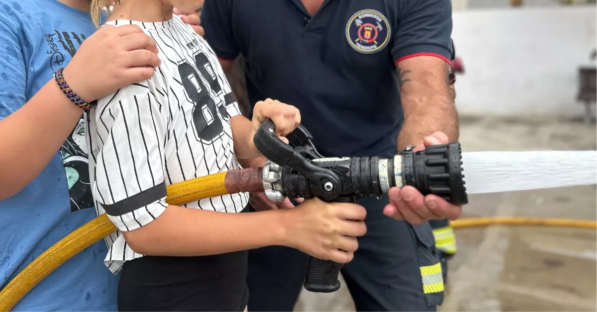 Unas estudiantes en un simulacro durante la Semana de Prevención de Incendios / BOMBEROS DE TENERIFE