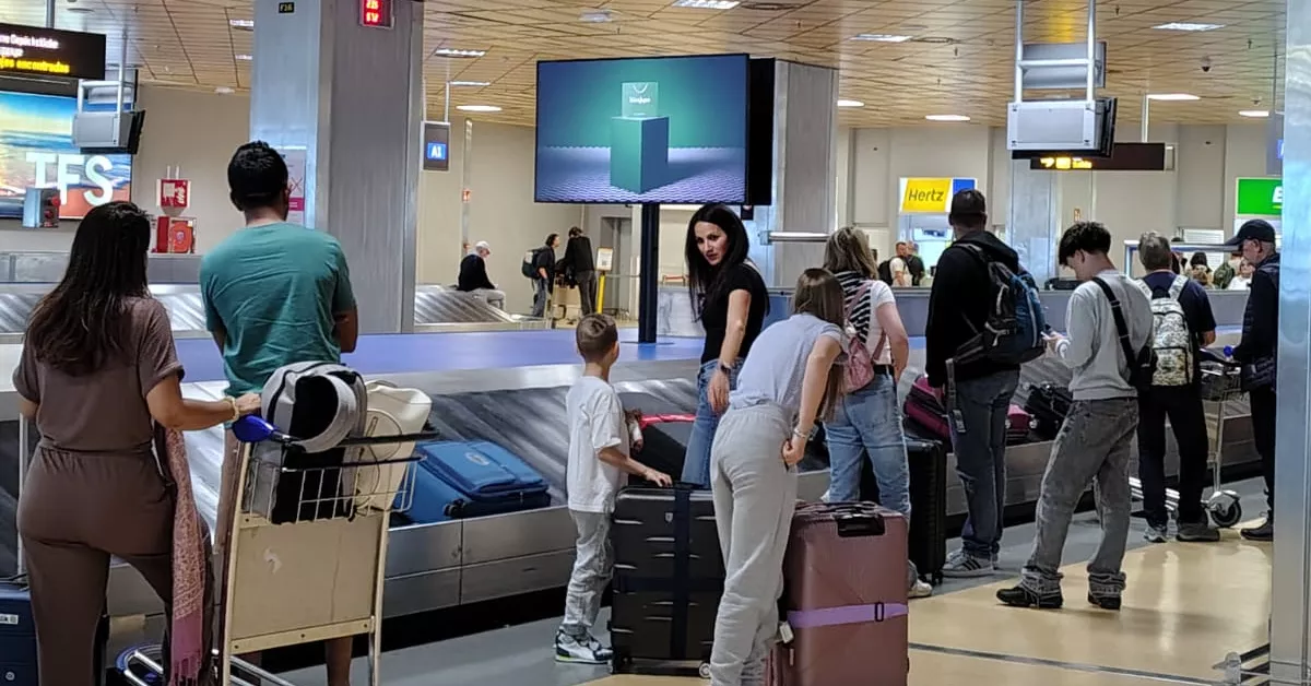 Llegada del vuelo Milán-Tenerife Sur / CABILDO DE TENERIFE