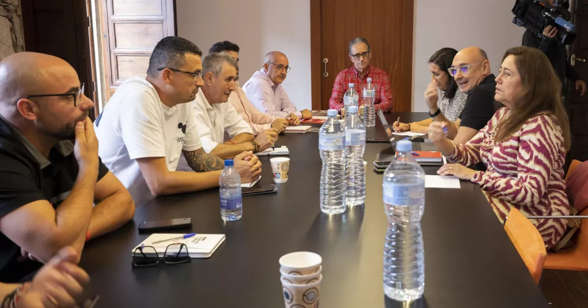 Representantes de los sindicatos de Comisiones Obreras y de UGT con la FEHT / EFE - QUIQUE CURBELO