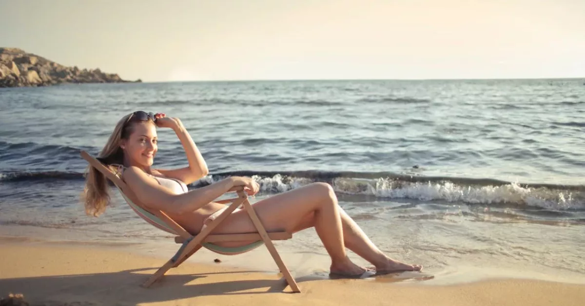 Imagen de una persona tomando el sol / PEXELS