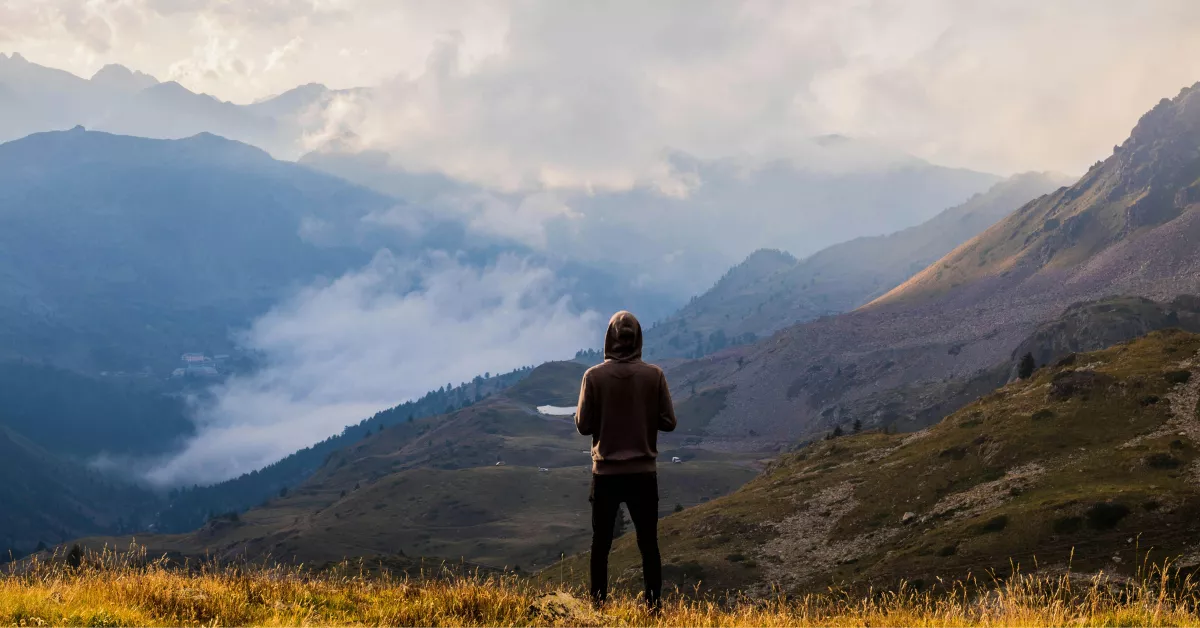 Imagen de una persona observando el paisaje / PEXELS