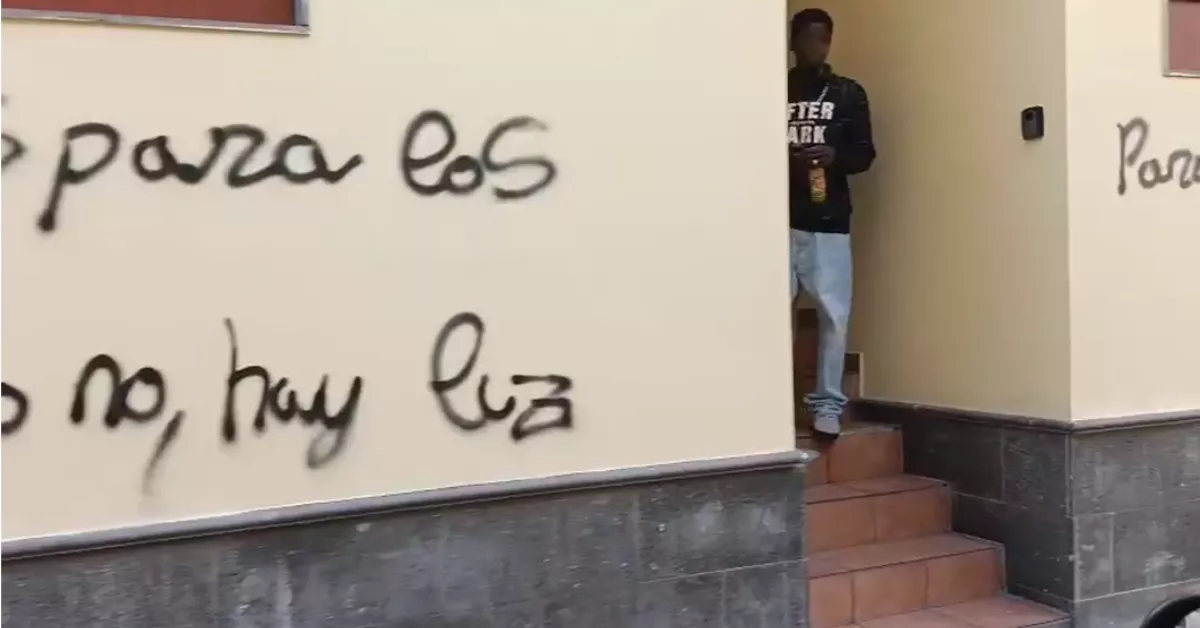 Imagen de las pintadas y un menor en el exterior del centro vandalizado en Teror / AH