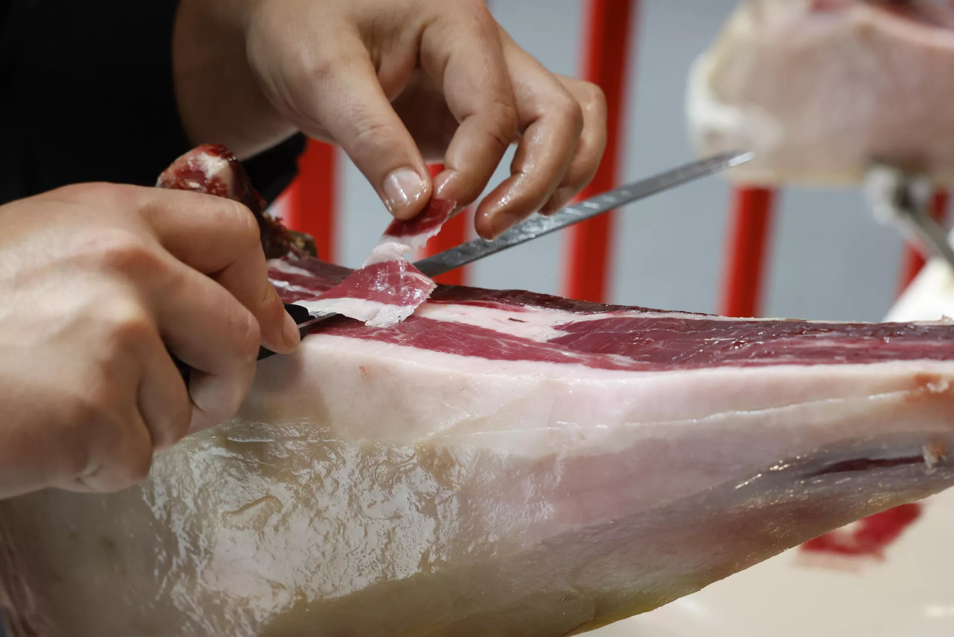 El mejor cortador de jamón de España es de Canarias: Josué Falcón triunfa en el Gourmets. / JUAN CARLOS HIDALGO-EFE