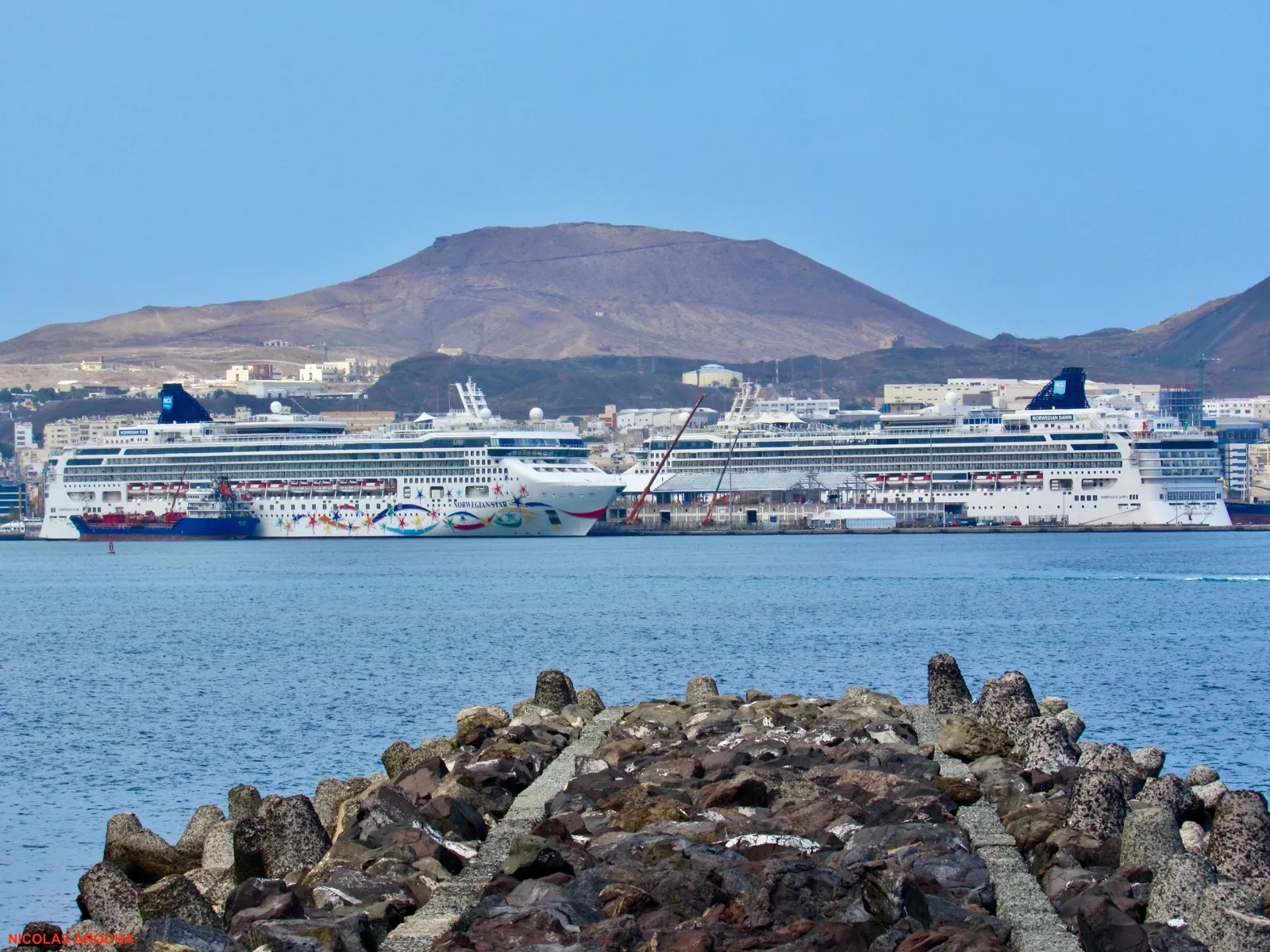 El muelle de Santa Catalina, con doblete de cruceros de Norwegian Cruise Line. / NICOLÁS AROCHA
