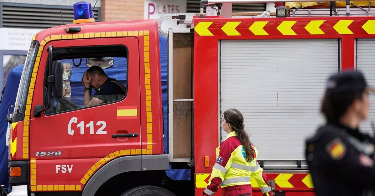 Imagen de la desesperación de un bombero durante la intervención del incendio de un vehículo eléctrico en un garaje de Alcorcón (Madrid). / RTVE