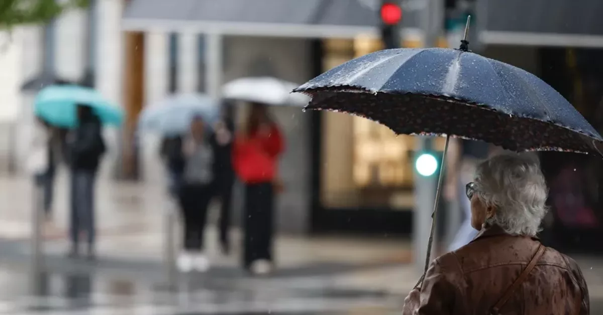 Imagen de una mujer bajo la lluvia / EFE